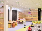 Strefa zabawy jest podzielona na rozmaite części, w tym lego czy artystyczną