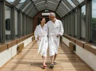Hotel jest bezpośrednio połączony zadaszonym korytarzem z kompleksem Basenów