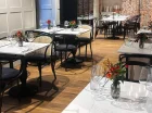 W zabytkowych wnętrzach mieszczą się restauracja śniadaniowa i a la carte