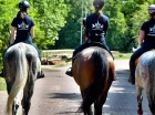 Lekcję jazdy konnej odbywają się pod okiem doświadczonych instruktorów