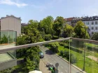 Niektóre okna i balkony wychodzą na Planty przy ul. Dietla