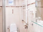 Dobrze wyposażona łazienka pokoju standard