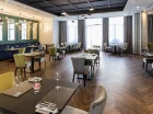 Rano restauracja podaje gościom bufetowe śniadanie