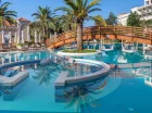 Hotel posiada piękną strefę basenową pełną atrakcji