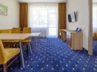 Przestronne pokoje Family Lux 2+2 mają łóżko i dodatkowo sofę