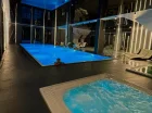 Obok basenu są 2 wanny jacuzzi, rozłożono też leżaki