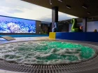 W krytej strefie relaksu można skorzystać z basenu, jacuzzi, sauny i brodzika