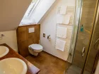 W apartamencie rodzinnym jest łazienka i osobna toaleta