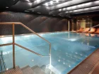 W strefie wellness mieści się elegancki basen relaksacyjny