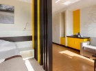W pokojach deluxe z balkonem jest rozkładana sofa (pełniąca funkcję dostawki)