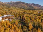 Hotel jest położony w dolinie u stóp Łomnicy