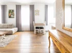 W pokoju dziennym jest wygodna sofa oraz stół z krzesłami