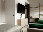 W pokoju superior grand jest podwójne łóżko i rozkładana sofa