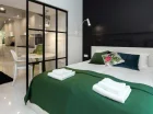 Apartament superior 2+2 z tarasem ma nowocześnie zaaranżowaną sypialnię