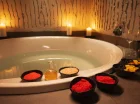 Można zamówić specjalną kąpiel dla dwojga, z butelką prosecco i owocami