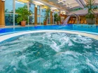 Znajdziemy tutaj kryty basen i jacuzzi