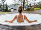 Można też zrelaksować się w całorocznym jacuzzi zewnętrznym