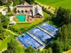 Widok hotelu z basenem zewnętrznym i boiskami