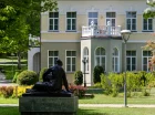 Hotel jest otoczony zadbanym parkiem sięgającym korzeniami XIX wieku