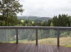 Z widoczną panoramą gór