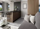 Domek luxury z basenem ma przestronny salon i duże wyjście na taras