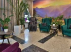 Hotel zyskał przyjemne lobby z fotelem do masażu oraz stylowymi fotelami