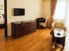 Junior Suite składa się z dwóch pokoi - sypialni i pokoju dziennego z sofą