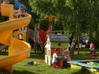 Na dużym zielonym terenie czekają na nich różnorodne stanowiska zabaw