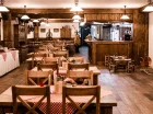 Jest tutaj restauracja i drink bar