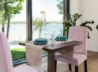 Hotelowa restauracja z panoramicznymi przeszkleniami otwiera się na jezioro