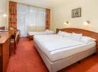 Pokoje są klimatyzowane, wyposażone w minibar, smart TV, szlafroki, sejf