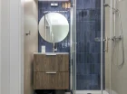 W większości łazienek są duże lustra