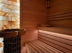 Można tutaj doznać relaksu w jacuzzi, saunie oraz na leżakach