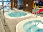 W aquaparku jest kilka wanien jacuzzi