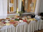 Śniadania i obiadokolacje są zazwyczaj podawane w formie bufetowej