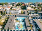 Resort znajduje się niespełna 300 m od plaży w Ustroniu Morskim