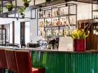 Elegancki bar serwuje rozmaite alkohole, wybór aromatycznych kaw i herbat