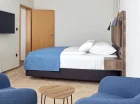W pokoju jest też kącik kawowy z fotelami