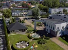 Ferry Resort sąsiaduje z Royal Park Hotel & SPA