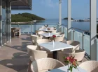 Można podziwiać morze, wysypy i mariny przy filiżance kawy lub drinku