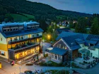 Hotel Helios po zachodzie słońca
