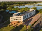 Jest zlokalizowany nieopodal stacji Warszawskiej Kolei Dojazdowej (WKD)
