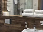 Są też ręczniki, suszarka do włosów i kosmetyki w podajnikach