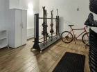 W hotelu jest przechowalnia sprzętu sportowego: rowerów i nart