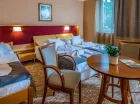 W każdym pokoju jest telewizor, internet, czajnik, minibar i sejf