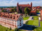 Goście mieszkają w Hotelu Rycerskim lub Pałacu Marysieńki