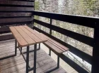 Pokój posiada balkon z ławkami i stolikiem