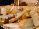W bufecie śniadaniowym nie brakuje świeżego pieczywa