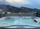 Na dachu ustawiono zewnętrzne jacuzzi z widokiem na Giewont