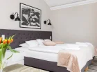 W każdym pokoju jest sejf, zestaw do parzenia kawy i herbaty, minibar